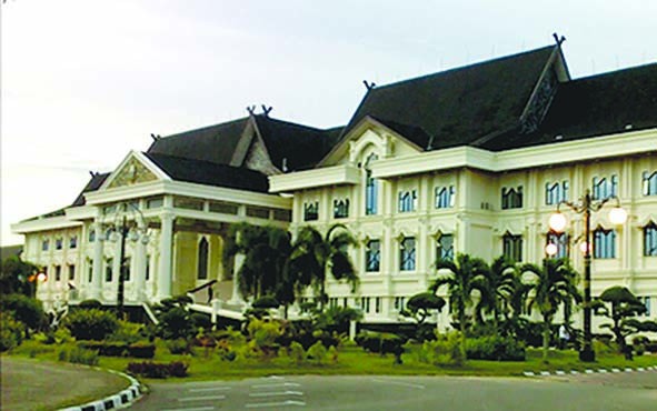 Sejumlah oknum pejabat di Lingkungan Pemerintah Provinsi Jambi tidak masuk kantor saat ditinggal Gubernur Jambi, H Hasan Basri Agus (HBA) umroh ke tanah suci Makkah.